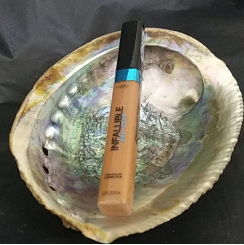 L'Oreal Infallible Pro Glow Concealer Shade 08 Color Cocoa